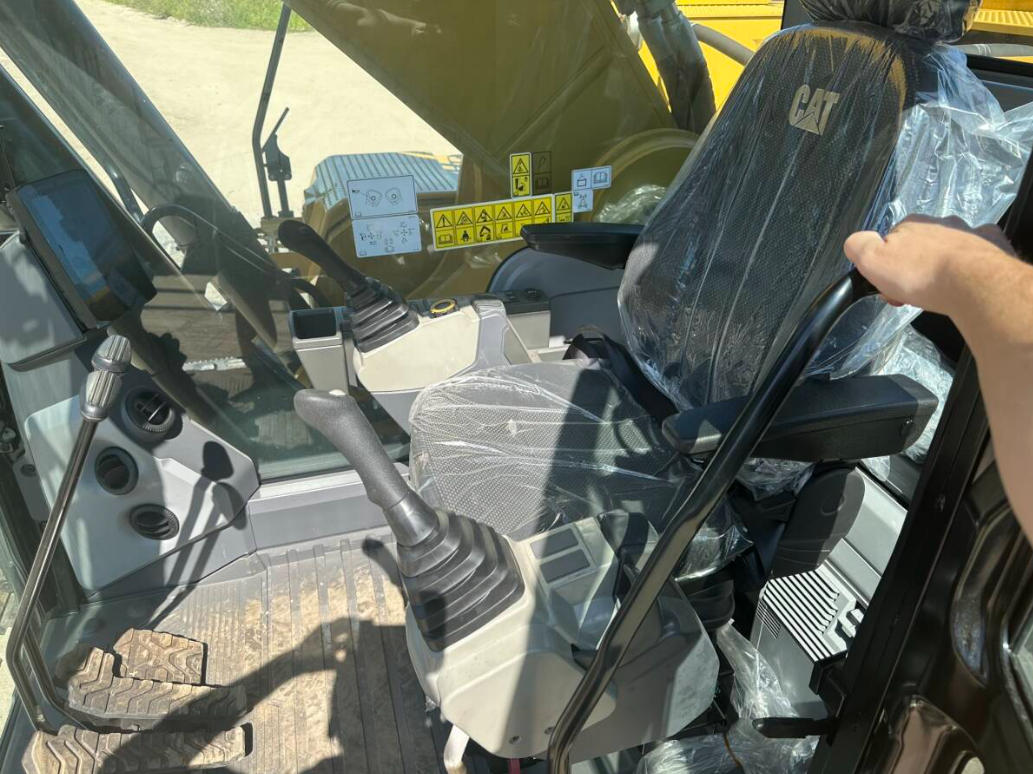 Caterpillar 350 Excavator Operator Cab