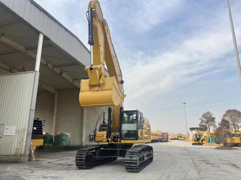 Caterpillar 352 Excavator Front View