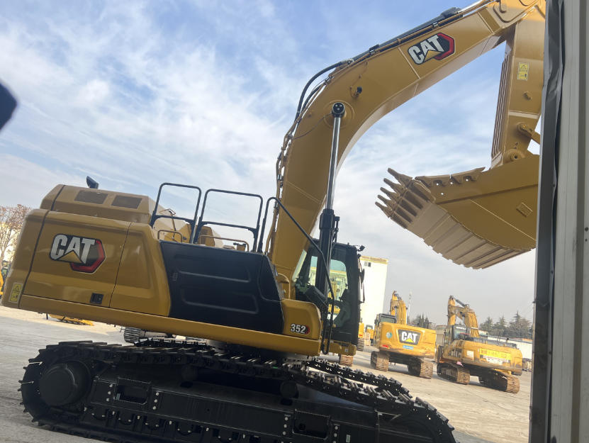 Caterpillar 352 Excavator Side View