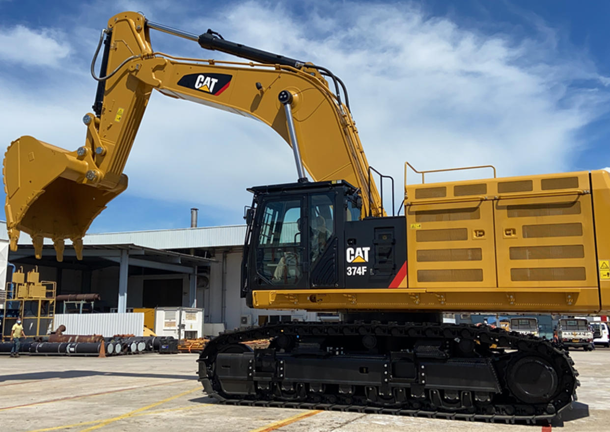 Caterpillar 374 Excavator Front View