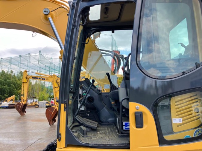Komatsu PC128US-8 Cab Interior