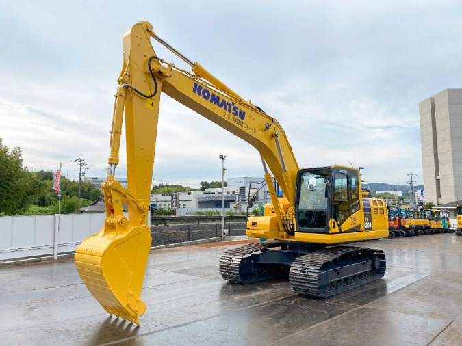Komatsu PC200-11 Front View