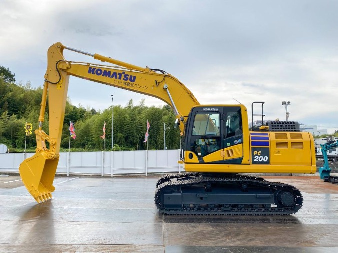 Komatsu PC200-11 Side View