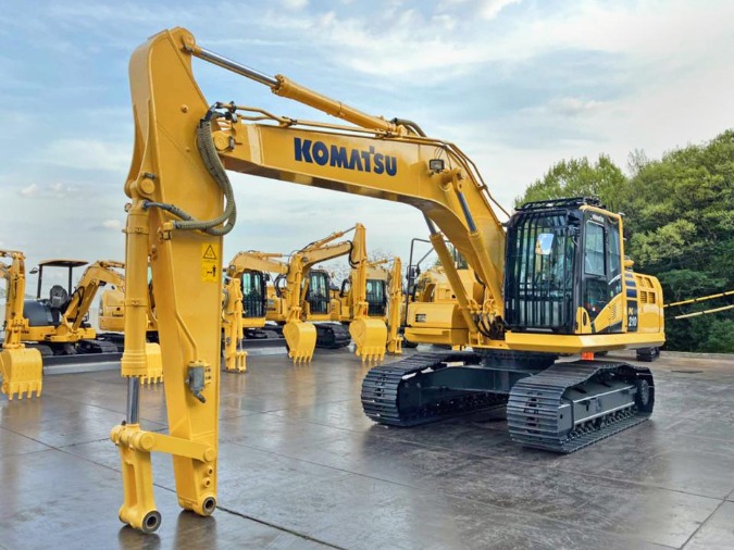 Komatsu PC210-11 Front View