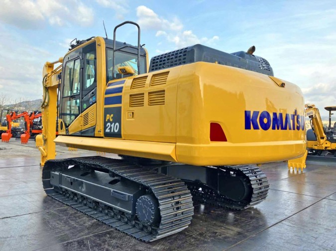Komatsu PC210-11 Side View